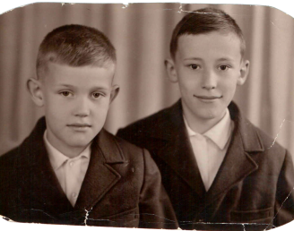 Мы с братом учились в разных школах и разных вузах, хотя практически все это время росли, что называется под одной крышей